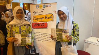 Excited about wanting to enter UPNVJ, students enthusiastically came to the UPNVJ stand