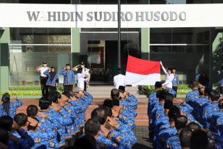Appreciate the RA's Role. Kartini in the Past, UPNVJ Holds Flag Ceremony