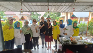 Caring for the Elderly, UPNVJ Attends the First Birthday of the Fatmawati Elderly School