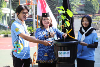 Commemorating Earth Day, UPNVJ Academic Community Plants Coffee & Avocado Seedlings
