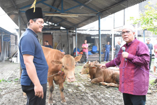 Forming Social Concern, UPNVJ Distributes More than 400 Sacrificial Meat Packages
