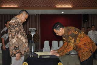 INAUGURATION AND CERTIFICATE OF DEAN OF THE FACULTY OF ECONOMICS AND BUSINESS UPN "VETERAN" JAKARTA