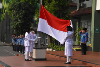 Commemorating Heroes' Day, the UPNVJ Academic Community Holds a Flag Ceremony