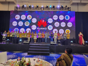 FIK UPNVJ Dapat Penghargaan Huawei Indonesia EBG Partner Summit 2023