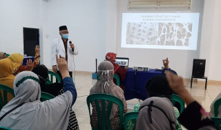 Diteksi Dini Osteoporosis, Dosen FK UPNVJ Dr. dr. Basuki Lakukan Pemerikasaan Tulang Lansia dan Sosialisasi di Kelurahan Tugu, Depok