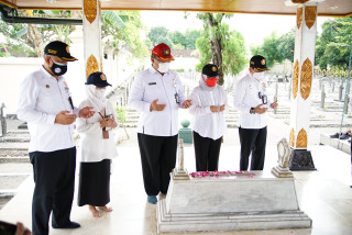 Maknai Hari Bela Negara, UPN Veteran Lakukan Tabur Bunga di Taman Makam Pahlawan Nasional Kusuma Negara Yogyakarta