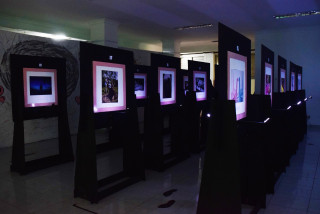 PHOTO IMAGE SHOWROOM V By Frame of Photography