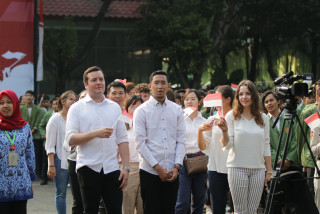 Mahasiswa Dari 7 Negara dengan khidmat mengikuti Upacara HUT RI di UPNVJ