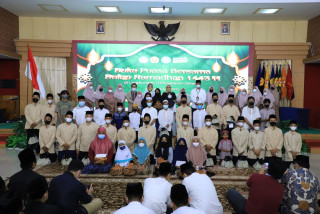 Ramadhan Penuh Berkah, Rektor Beri Santunan dalam Buka Puasa Bersama Ramadhan 1443 H