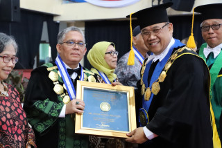 Jajaran Rektor UPNVJ Beserta UPN Jatim dan Yogyakarta Terima Bintang Mwat Yasa